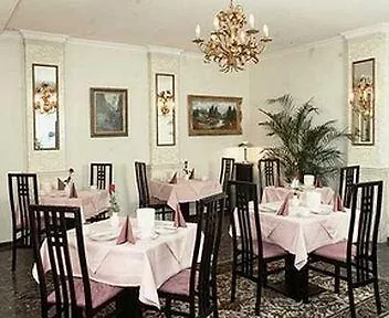 Hotel Montree 